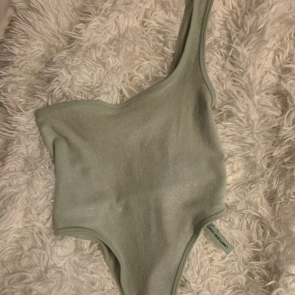 super cute zara body suit!! brand new!!!!

#zara #brandymelville